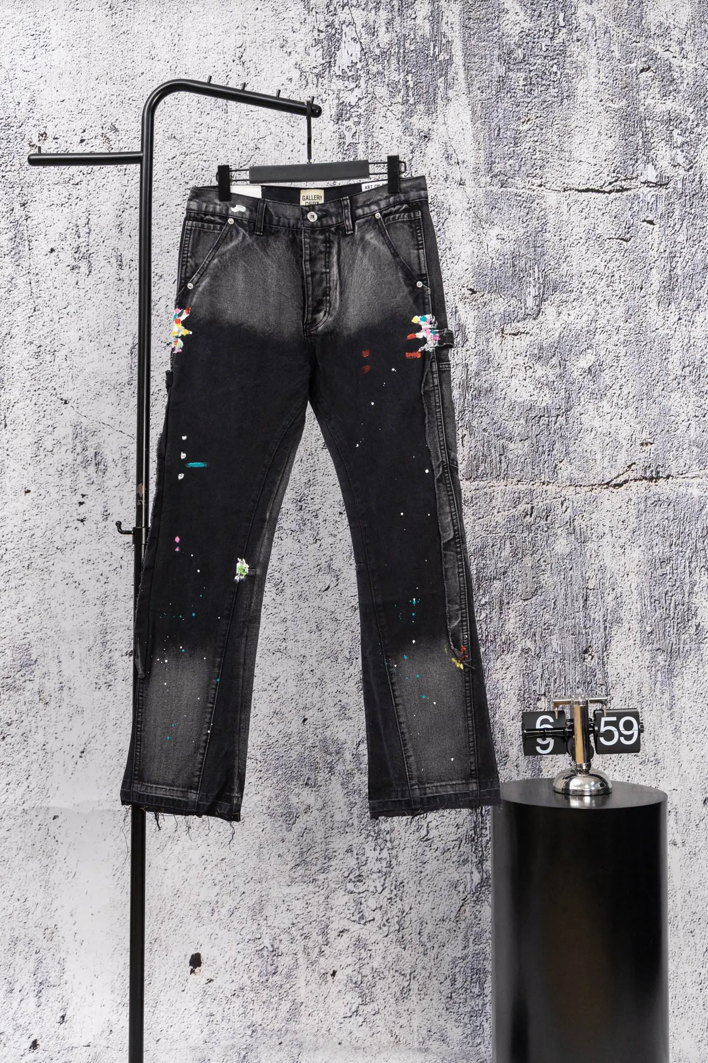 💰260 GALLERY DEPT.25ss new street gradient splash-ink graffiti jeans Gallery Dept. was born in the soil of Los Angeles street culture. With the core concept of "art is daily life", it deeply integrates traditional denim craftsmanship with modern graffiti art. The brand transforms old denim, Vintage T-shirts and other items by hand, giving them personalized elements such as wear, splashing, splicing, etc. Each piece is hand-finished by craftsmen and has both artistic collection value and practical function. In 2021, the joint capsule series with French veteran Lanvin and the cooperation with Chrome Hearts have attracted the attention of the fashion industry, confirming its transformation from an independent studio to an international trend symbol. Gallery Dept. targets the global fashion pioneer group aged 18-35 and positions itself as a "high street art trendy brand". Its core competitiveness lies in: • Cultural symbol output: Through endorsements from stars such as Virgil Abloh, Jennie, and Justin Bieber, it strengthens the brand's benchmark status in the hip-hop and fashion circles. Size: 28-36 Color: gray black